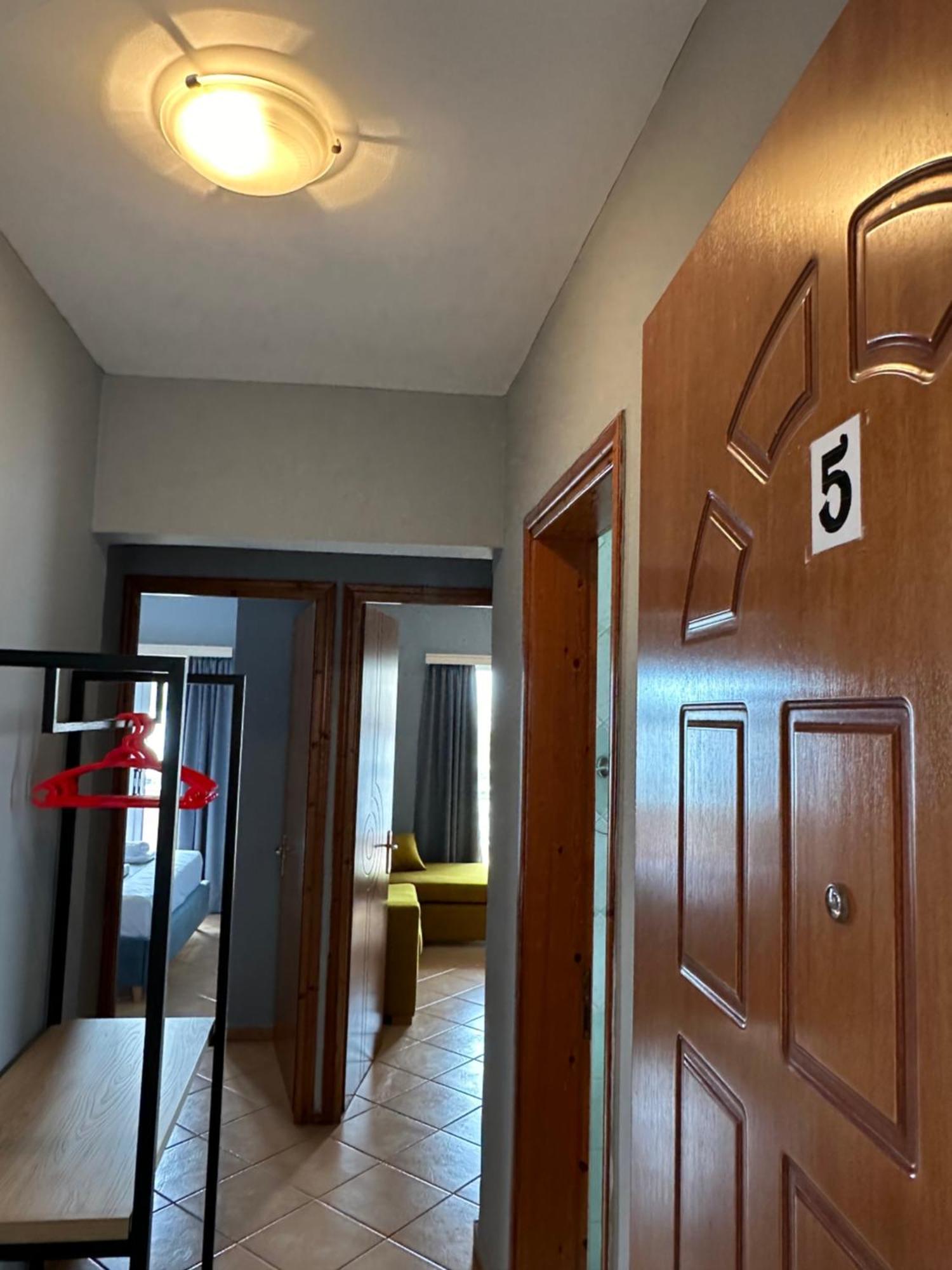 Olivias Apartments City Center Sarandë エクステリア 写真